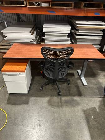 Herman Miller JRB Studio 72x30" y escritorio ajustable 72x24". También tenemos sillas, Mo - $425 (Southcenter)63471454993795123