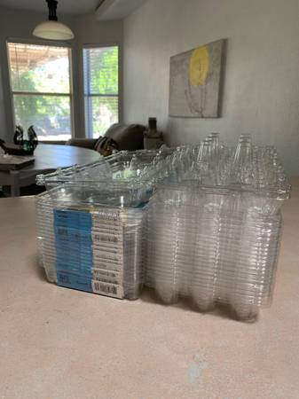 Free plastic egg cartons (Las colinas)