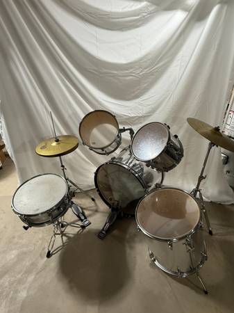 Percussion Plus 5-Piece acoustic drum set with 2 cymbals 1