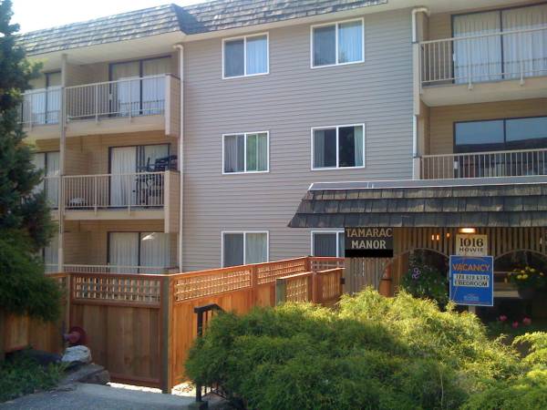 Studio Available now at Tamarac Manor! Cats allowed! 1