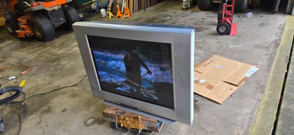 32 inch Sony Trinitron Retro Gaming TV 1