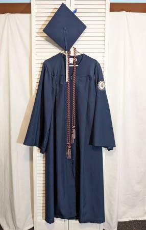 Robert Morris University Graduation Cap & Gown 1