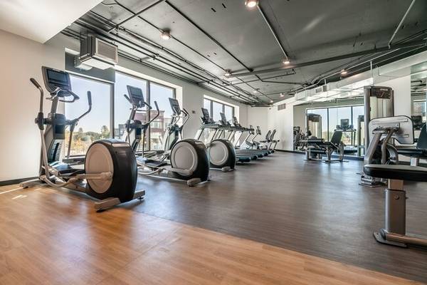 $1,799 / 1br - 547ft2 - Gorgeous modern 1bed 1bath~views of the Rainer & Golf Course - Kent! (Kent, Auburn, Renton)63808107375745123