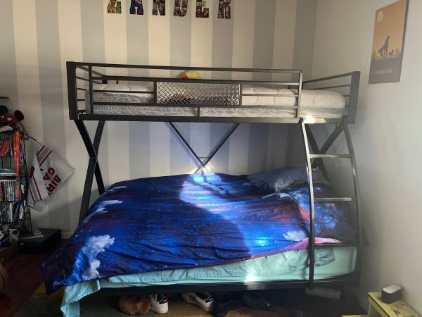 Twin over Full solid metal bunk bed 1