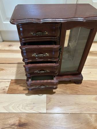 Old Musical Jewelry Box - $20 (Bay View)63471071274371122