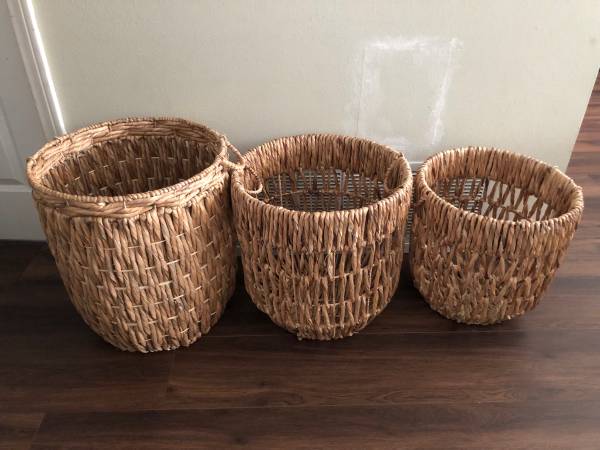 Round woven Baskets with handles 1