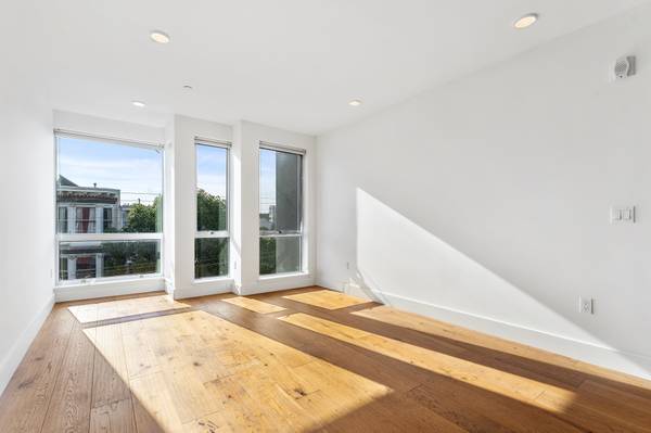 $3,495 / 1br - 791ft2 - Bright South Facing Condo w/ Hardwood Floors; Parking Available (mission district)63880133498113124