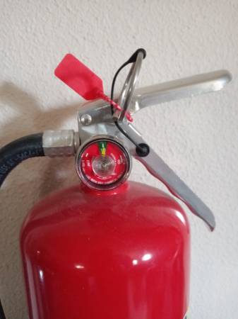 10lb like new Full Fire extinguisher ABC (RECHARGABLE) - $50 (Near lake Arlington)63471288769281124