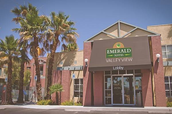 $335 / 1br - Cocina con hornillas y refrigerador, estacionamiento gratuito, se aceptan mascotas (4270 S Valley View Blvd, Las Vegas, NV)63859612228225120