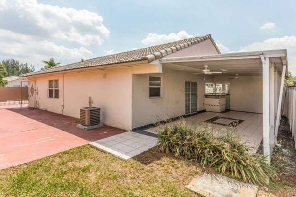 $1,500 / 3br - IN-UNIT Laundry, Low cost maintenance, W 34th Ct (Hialeah)64001849339010122