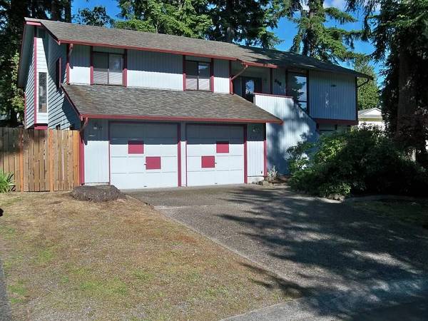 Room available in large 4BR, 3BA 2,600sf home, 1/2mi to Light Rail 1