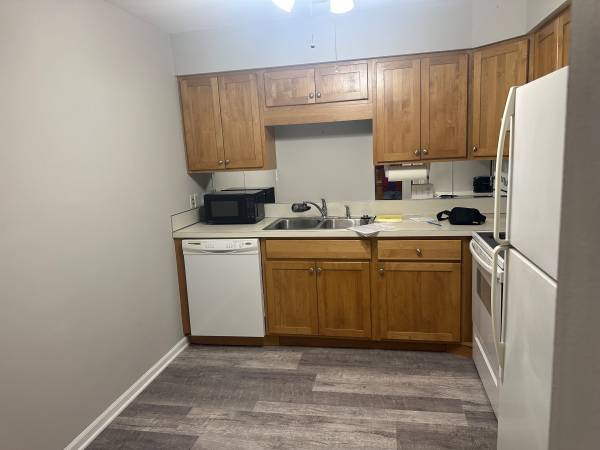 $900 / 900ft2 - Saginaw Twp. upper 1 bedroom Condo, w/ pool, carport, laundry. $900.00 (Saginaw)64198883211139123