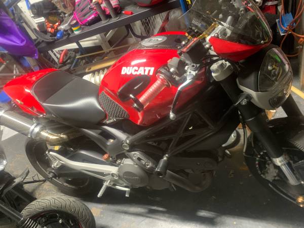 Ducati Monster 696 1