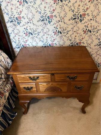 Table / Cedar Chest 1