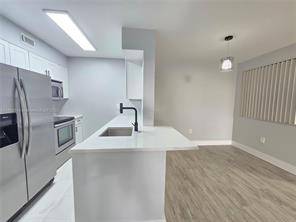 $1,900 / 1br - LUXURY RESORT STYEL CONDO COMMUNITY.. AMAZING UPDATED 1ST FLOOR (OAKLAND PARK)64001849782274124
