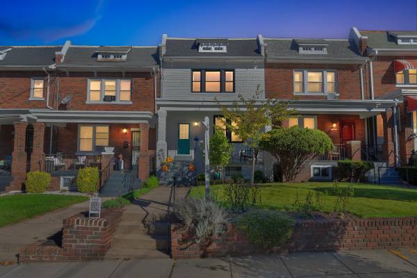 $899,000 / 3br - 2400ft2 - 3 Br 3 1/2 Ba + Den + Vaulted ceil + Fin bsmt w/ 2nd kitchen + garage (Petworth)64199873589121120