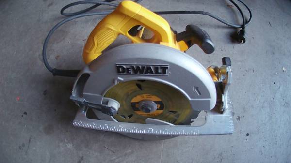 DEWALT Corded Lightweight Saw 1