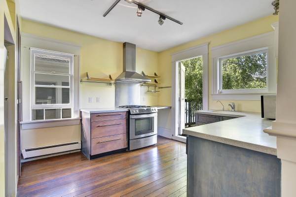 #2 - 1517 Comox St - 2 Bedrooms/ 1 Bathroom 1