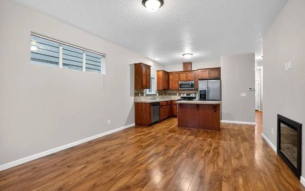 $865 / 2br - This 2 bed / 1.5 bath aparment. (Seattle)64031136403329121