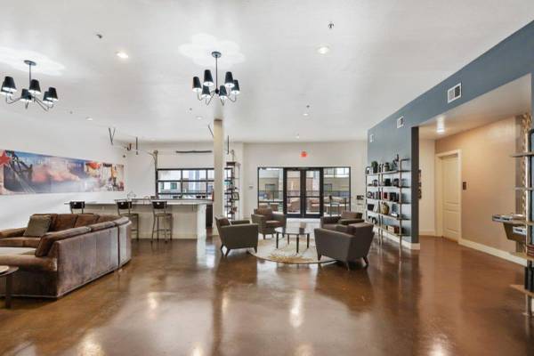 $1,750 / 1br - 841ft2 - Walking Distance to Park and Walking Paths, Spacious Walk-In Closets (Downtown Midland)63622616286209121