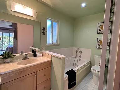 $1,400 / 2br - 899ft2 - Second-Floor, 2-Bedroom (Santa Ana)64027920667011122