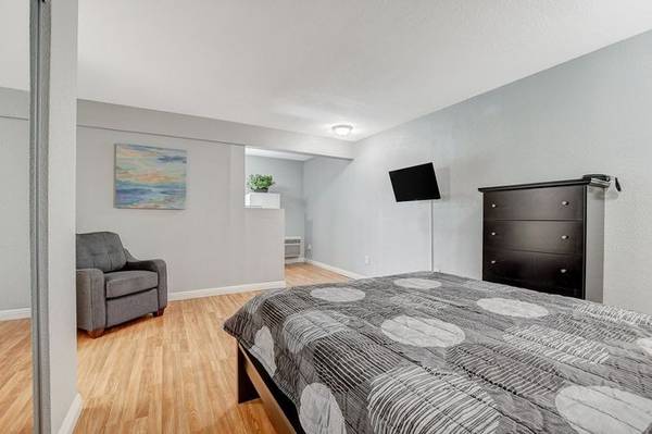 $875 / 1br - 469ft2 - Property Manager On-Site, Laundry Facilities, Pool (4505 Paradise Road, Las Vegas, NV)63859501723777124