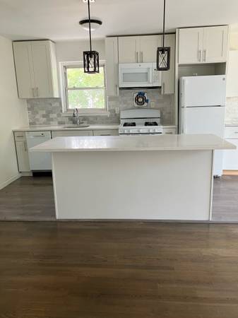 $3,100 / 2br - 2BR cerca de BAYSIDE LIRR, cocina reformada/DISH, MICROONDAS, BALCÓN, ENTRADA PARA 2 COCHES (Bayside cerca de Douglaston y Little Neck)63816625336579120