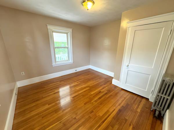 $2,600 / 2br - Spacious Unit! Dining Rm! W/D! Driveway Pkng! Back Deck! Yard! (Medford)63699544812161123