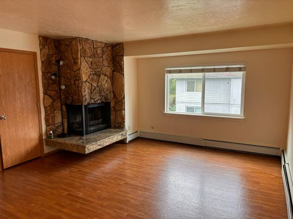 $1,550 / 2br - 900ft2 - Heat Paid and Washer/Dryer in Unit! Downtown 2 Bedroom Apartment! (1945 Karluk #4)64014171739137120