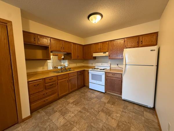 $825 / 2br - 700ft2 - 2BR/1BA + Garage – Cat Friendly – $825/mo – Available NOW (Menomonie, WI)63845958928515120
