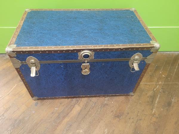 STORAGE TRUNK CHEST LARGE CLEAN w/key 1