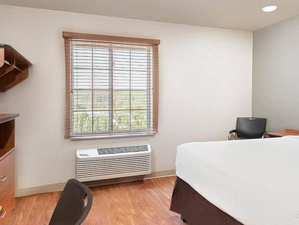 $1,200 / 1br - STAY a MONTH & SAVE! Desk w/ Workspace, Pool, Parking, Furnished Queen (Chattanooga)63993078836995122