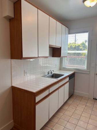 EXECUTIVE STUDIO NEAR UC BERKELEY (2090 Curtis St) 1