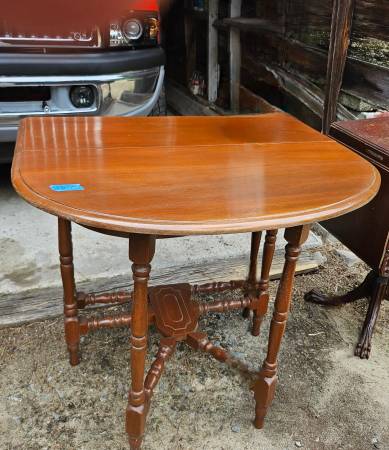 Beautiful Antique drop leaf table 1
