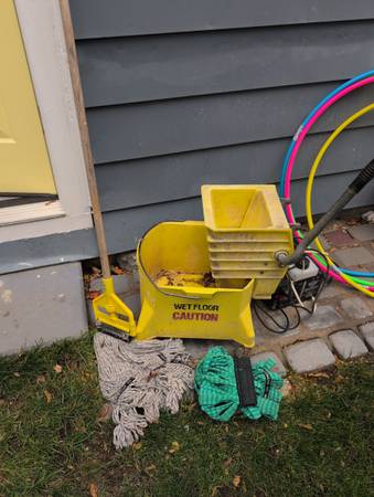 Professional floor cleaning bucket and mop 1