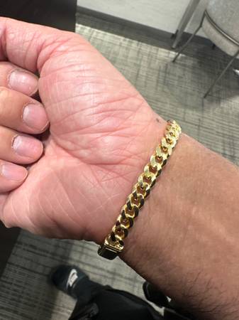 lost cuban braclet at shotgun willies (Glendale)63921242673283120
