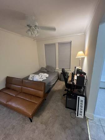 $600 Studio for rent (Lakeview East)64041647115267120