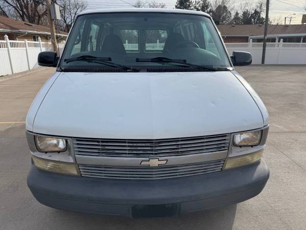 1999 Chevrolet Astro - Photo 2