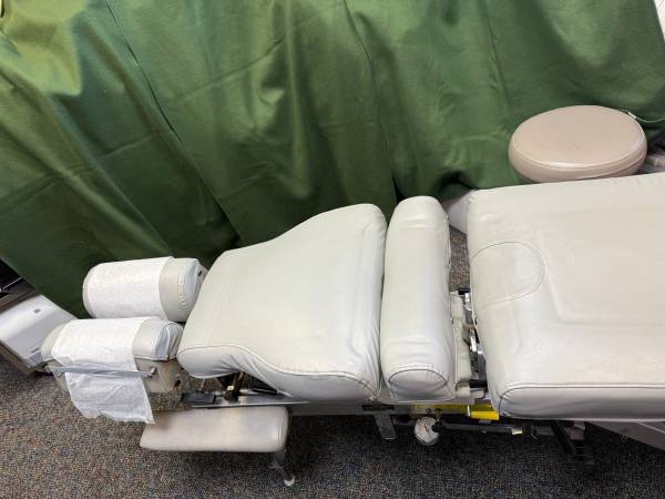 CHIROPRACTIC ADJUSTING TABLE 1