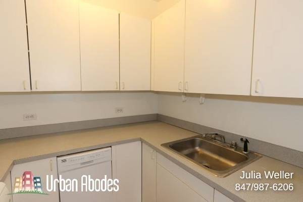 $1,795 / 1br - 700ft2 - $300 OFF FIRST MONTH'S RENT! Prominent 1 Bedroom in Wrigleyville (Wrigleyville)64041647131777124