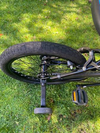 BICICLETA BMX MONGOOSE SWITCH KIDS DE 18 PULGADAS CON RUEDAS DE ENTRENAMIENTO NUEVA - $120 (REDWOOD CITY)63439527142913123