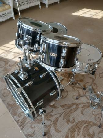 Vintage Pearl Drum Set 1