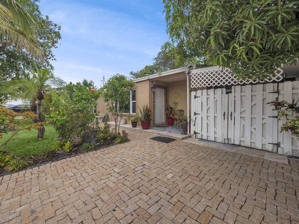 Three Bedroom House in East Deerfield Beach 1