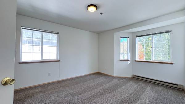 $1,825 / 2br - 980ft2 - Second Floor-W/D in Unit, Reserved Parking, Cat Friendly!! (Bellingham)63920957802242124