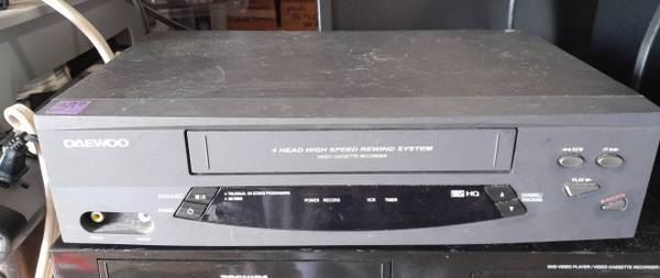 Daewoo 4 head VHS vcr works great 1