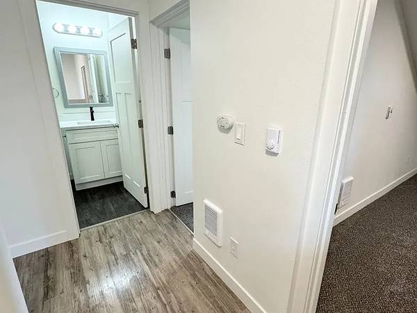 $1,052 / 2br - 1200ft2 - !!~~Seattle 2BR Apartment – Off-Street Parking, Pets OK~~!! (9419 6th Ave SW, Seattle, WA)63688607876227122