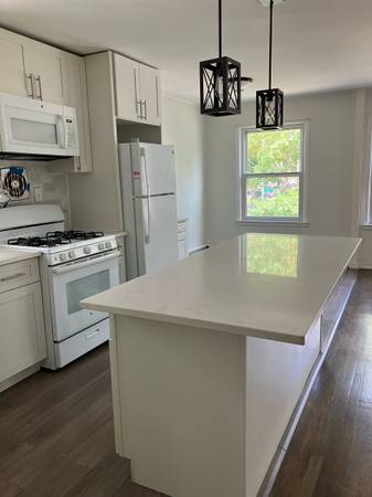 $3,100 / 2br - 2BR cerca de BAYSIDE LIRR, cocina reformada/DISH, MICROONDAS, BALCÓN, ENTRADA PARA 2 COCHES (Bayside cerca de Douglaston y Little Neck)63816625336579122