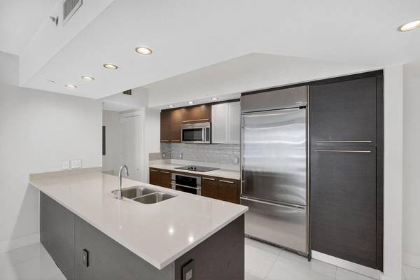 $4,200 / 2br - 1111ft2 - Fab Split Floorplan 2bd with Stunning Finishes! (500 Brickell- Brickell)64001848717314124
