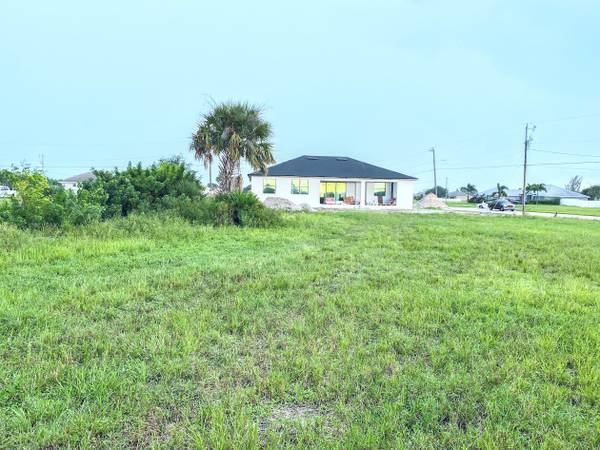 $49,900 / 10625ft2 - Discover this waterfront 0.24-acre lot in the heart of NW Cape Coral (Cape Coral)64151007303554122