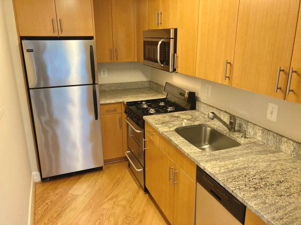$2,300 / 470ft2 - ¡Estudio amplio con mucha luz solar! ¡Mire hoy! De lunes a viernes de 9 a 5 (Dupont Circle)63822604605441121